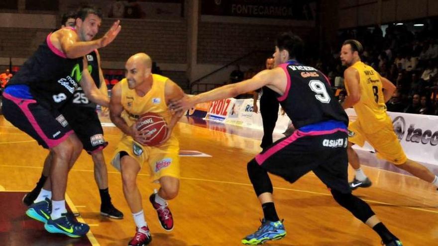 Oliver, del Gran Canaria, trata de superar la presión de Bircevic y Vicedo durante el encuentro de ayer. // Iñaki Abella