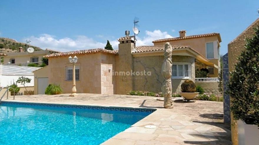 Villa con terraza de invierno y piscina de agua salada