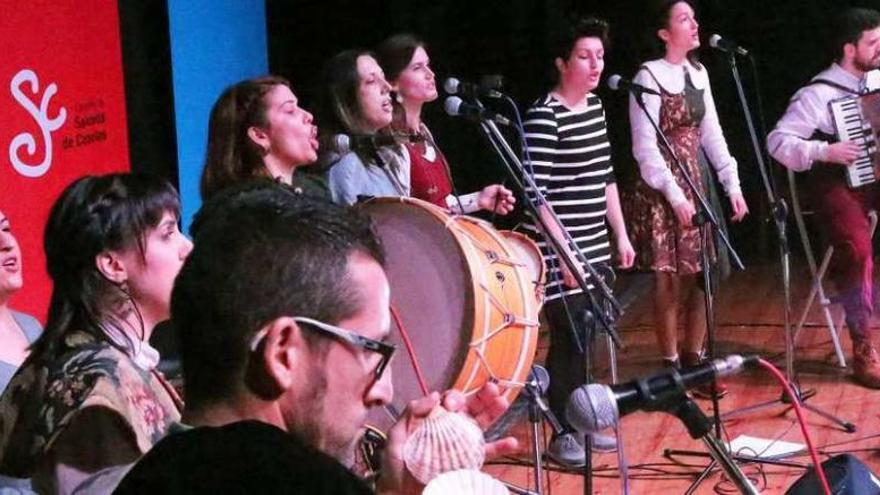 Membros de Donicelas e colaboradores na actuación de presentación no Auditorio de Salceda. // A. Hdez.