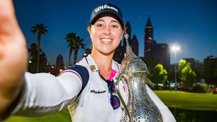 Nuria Iturrios posa con su trofeo de campeona.