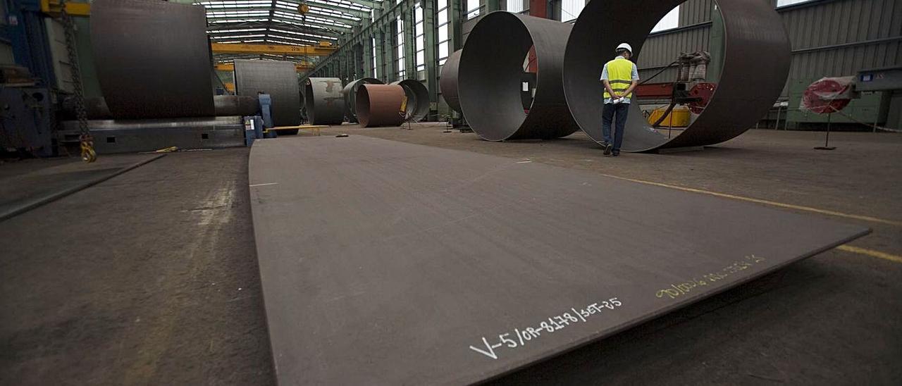 Varias piezas de chapa gruesa fabricadas por Arcelor en Asturias. | Miki López