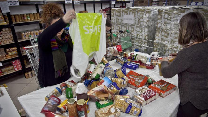 Voluntarios en el economato de Cáritas Alcoy