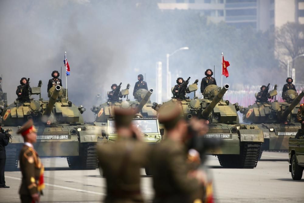 Desfile militar por la fiesta nacional de Corea del Norte.