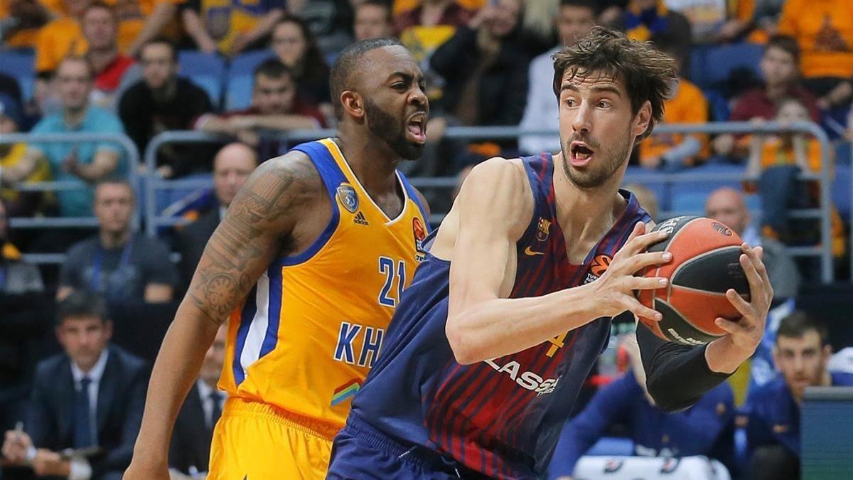 Ante Tomic controla el balón ante James Anderson.