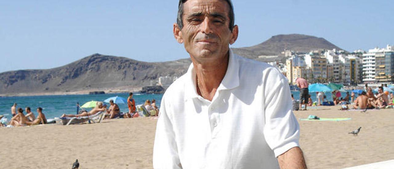 Manuel Gutiérrez, hamaquero de la playa de Las Canteras.