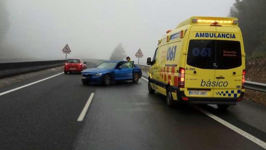 El coche siniestrado y efectivos de emergencia, ayer, en Oca.