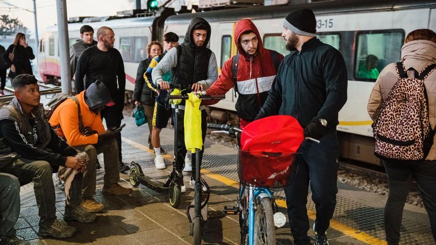 Patinetes y bicis en los buses y trenes de Mallorca: Estalla el conflicto con los usuarios del transporte público