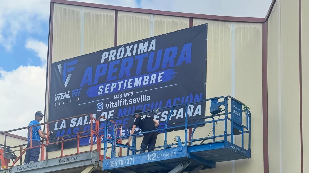 El cartel de próxima apertura que luce en la fachada de las instalaciones deportivas.