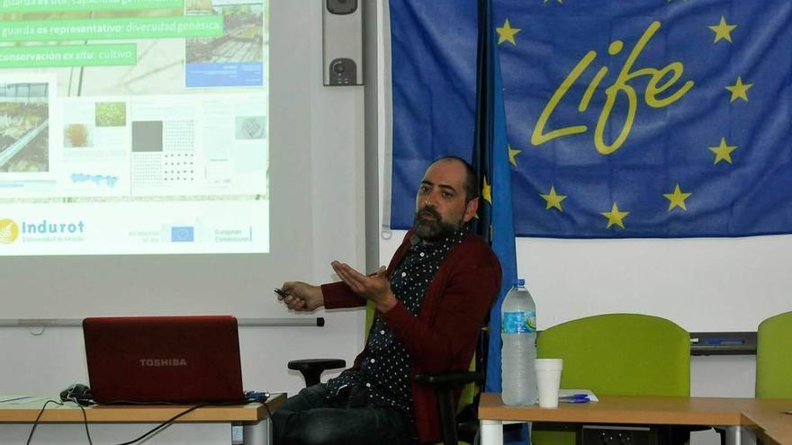 Nacho Alonso, técnico del proyecto &quot;Life Arcos&quot;, durante una de las ponencias ayer en el Indurot.