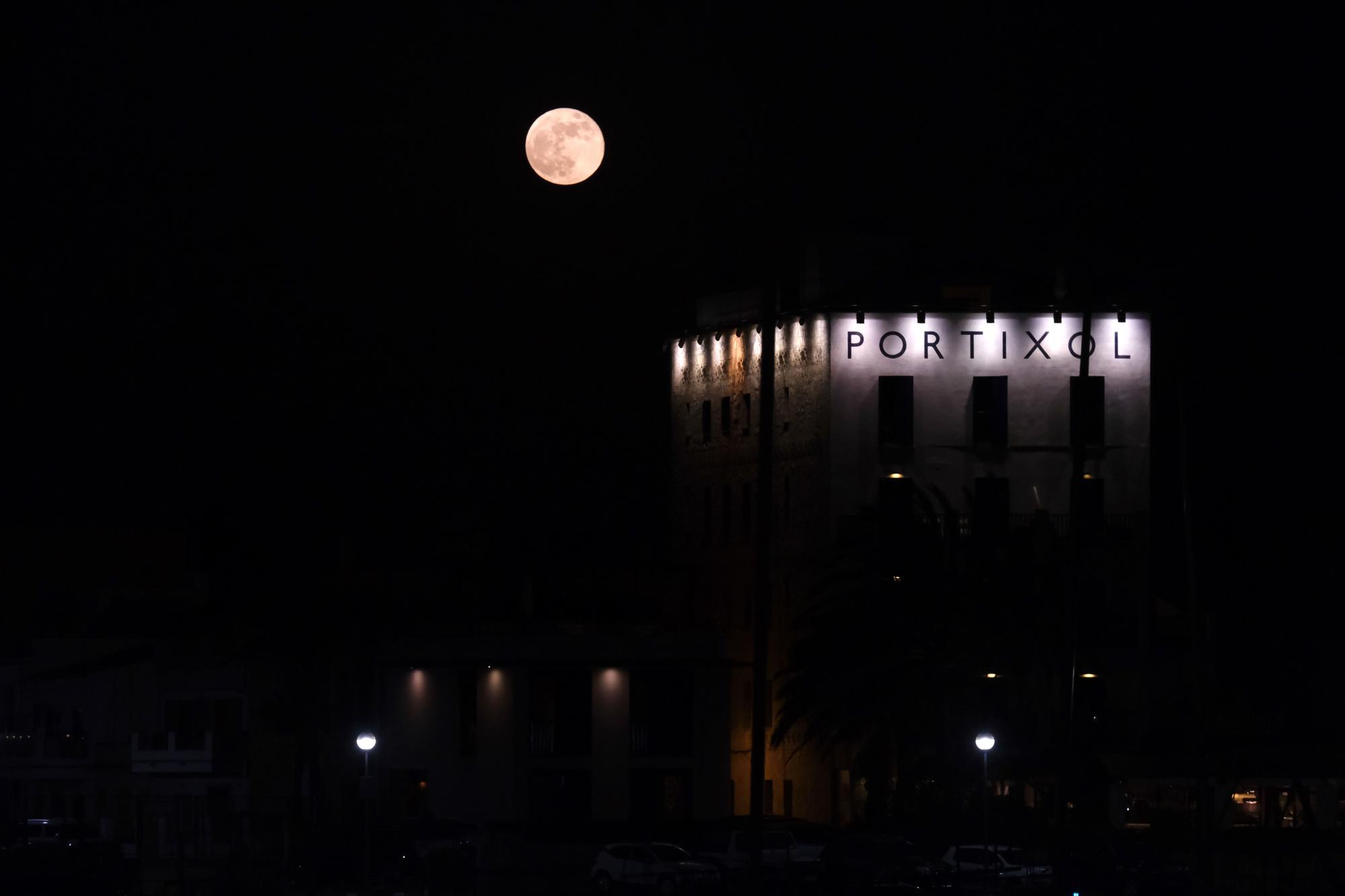 Así se ha visto la superluna de sangra sobre Mallorca