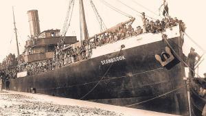 El buque Stanbrook en su salida del Puerto de Alicante al final de la Guerra Civil.