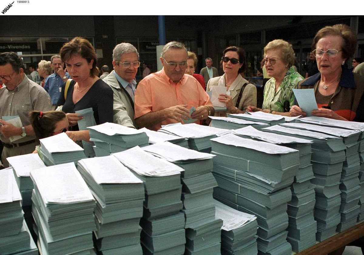Papeletas de las elecciones municipales de 1999 en el colegio de Praza do Rei