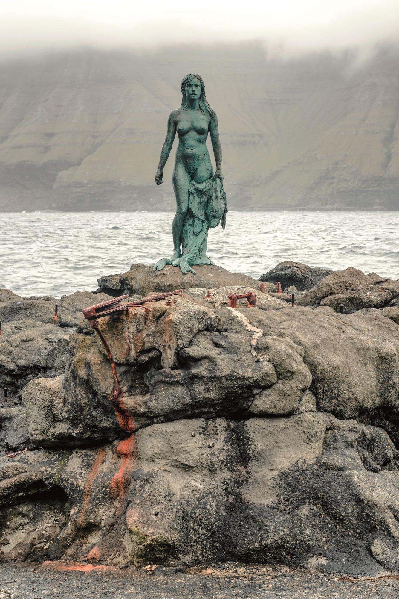 Estatua de Kópakonan en el pueblo de Mikladalur.