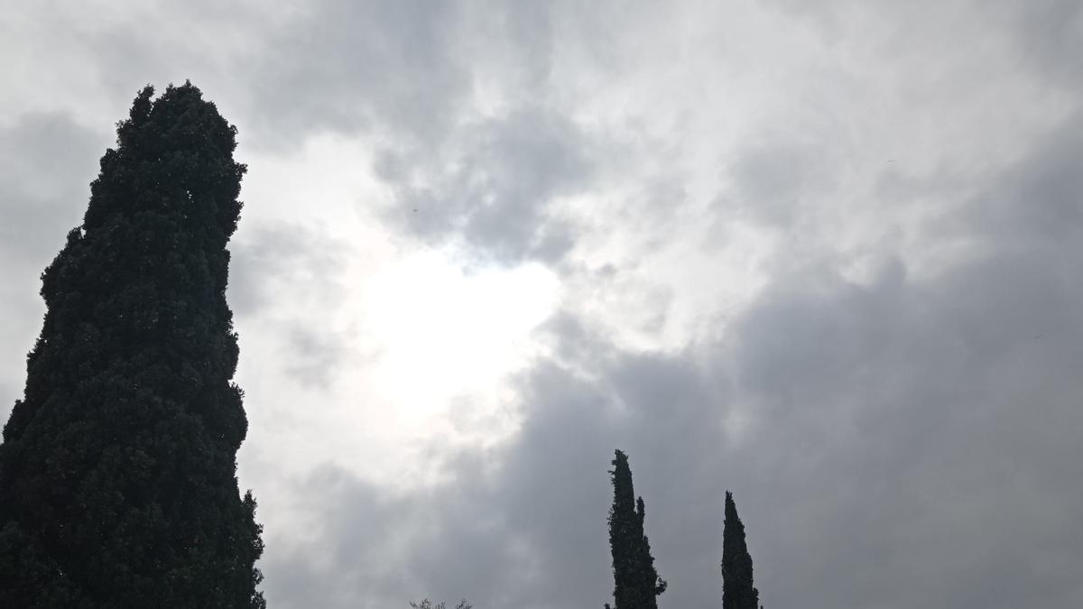 Sol y nubes desde el parque de la Aljafería