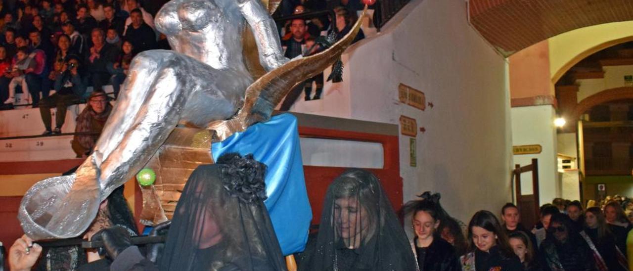 El fuego devora a Carnestoltes en Vinaròs