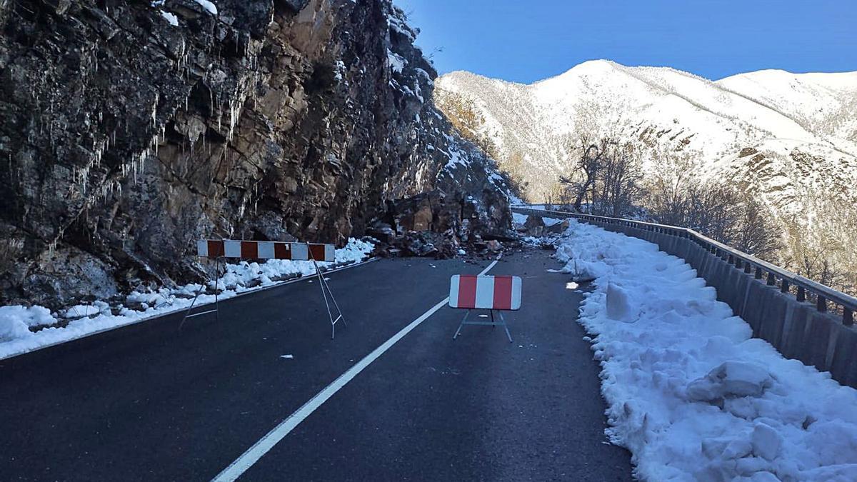 Un argayo, ayer por la tarde, en la carretera AS-212 entre Ibias y Degaña, en Sisterna. | D. Á.