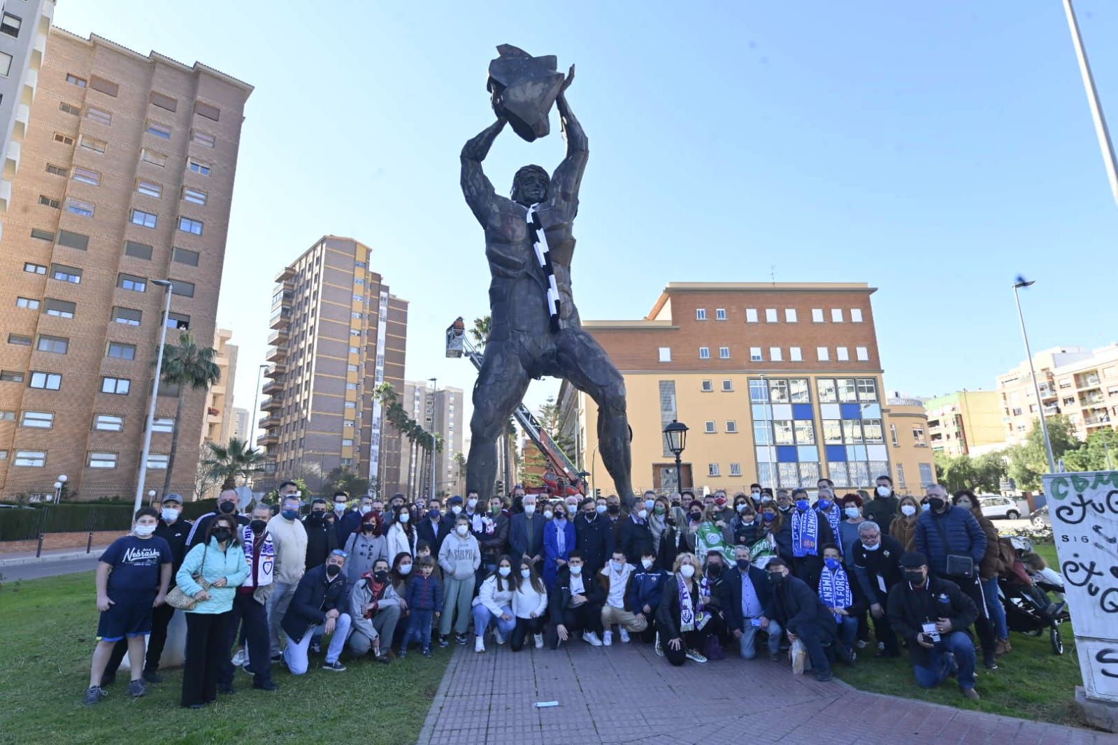 El ‘gegant’ de Tombatossals se enfunda la albinegra por el aniversario del CD Castellón