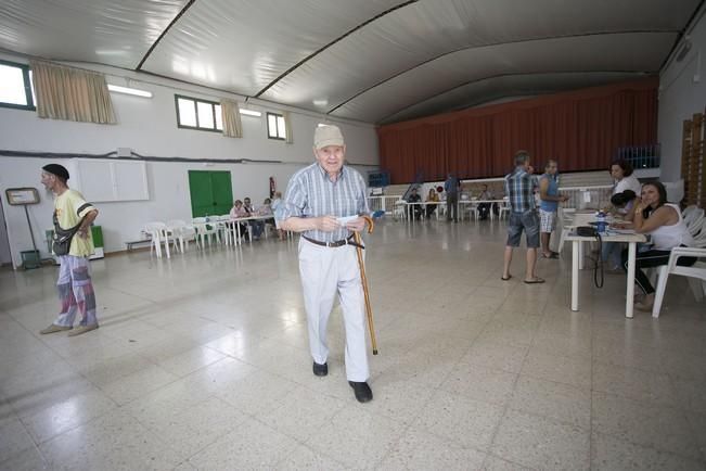 Electores canarios votando en Fuerteventura.