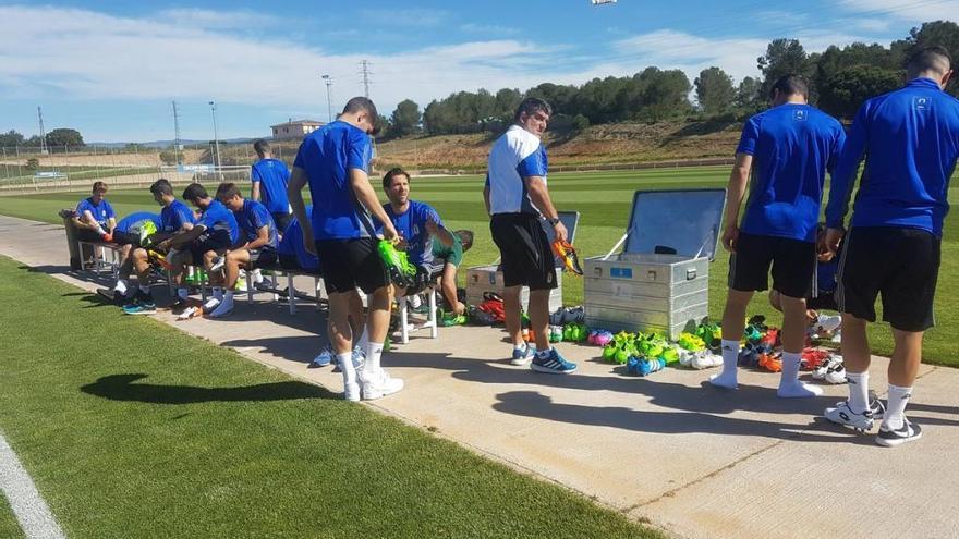 Jugadores y técnicos del Oviedo durante el entrenamiento en Salou