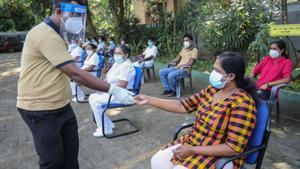 Sanitarios de Sri Lanka participan en un ensayo sobre el procedimiento de vacunación este sábado en Colombo