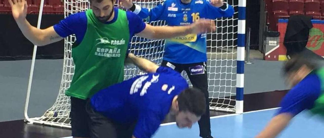 El portero cangués durante el entrenamiento de ayer en el pabellón sueco de Malmö. // Javier Fernández