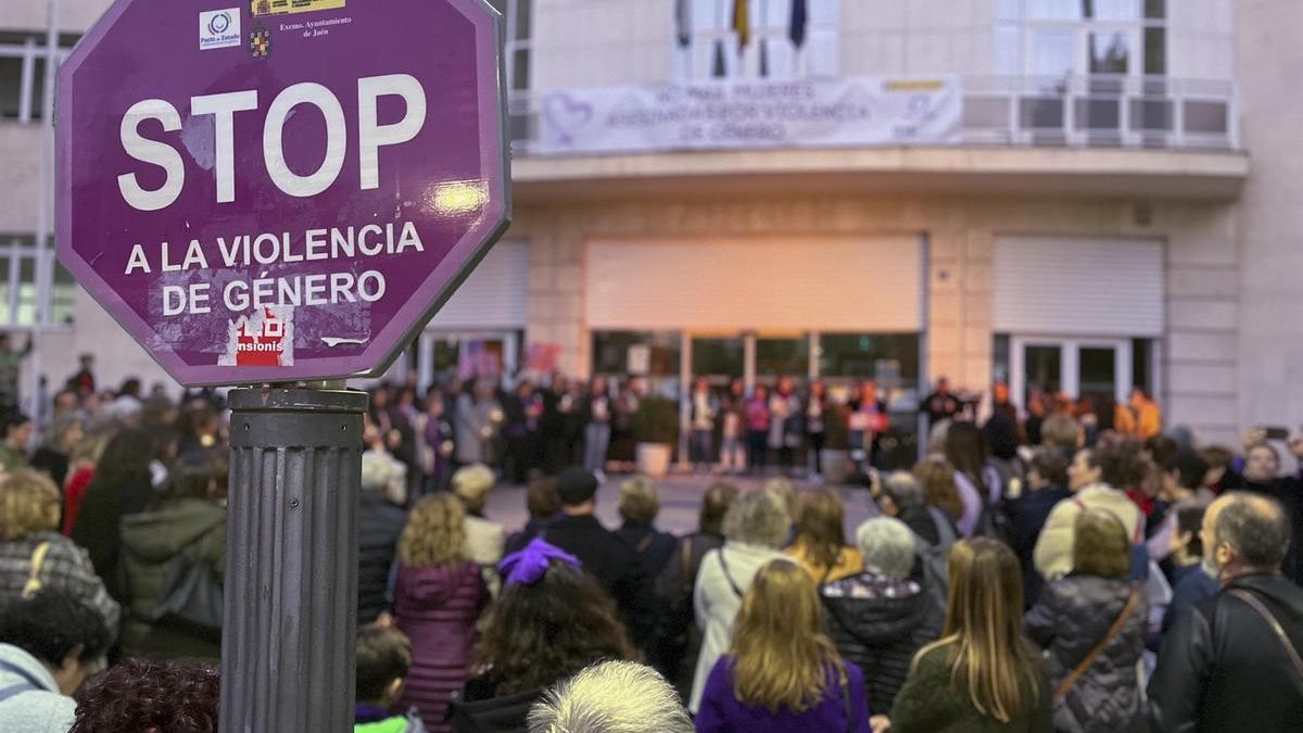 Un grupo de personas asiste a una concentración contra la violencia machista en Jaén.