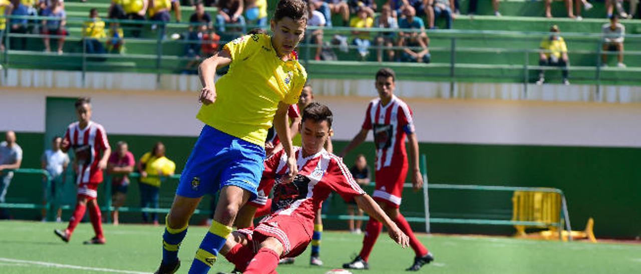 Andrés, el jugador más desequilibrante de la primera final supera la entrada del defensa atlético.