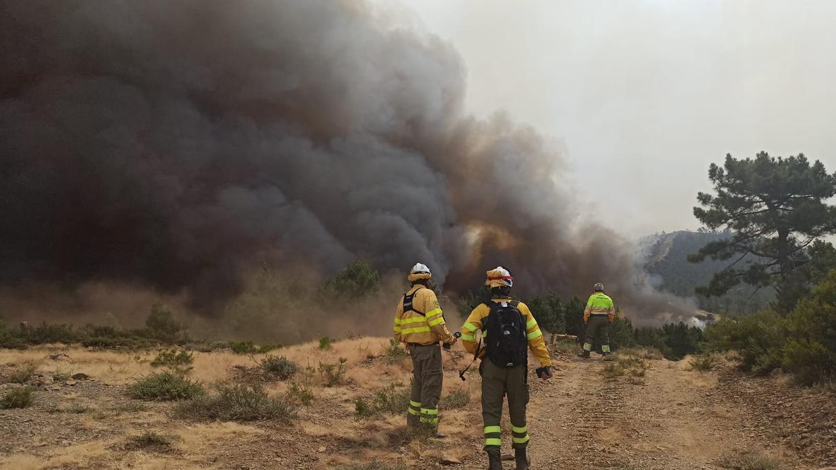 Trabajadores del Infoex trabajando en el incendio de Las Hurdes el miércoles.