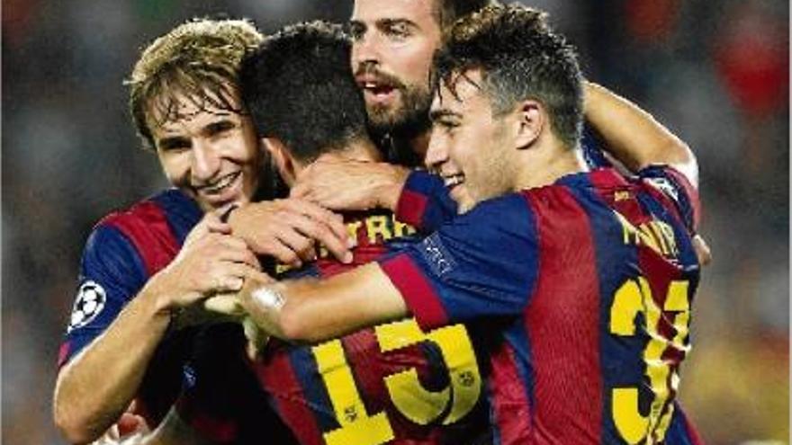 Gerard Piqué abraçat per Samper, Bartra i Munir després de marcar l&#039;únic gol d&#039;anit al Camp Nou