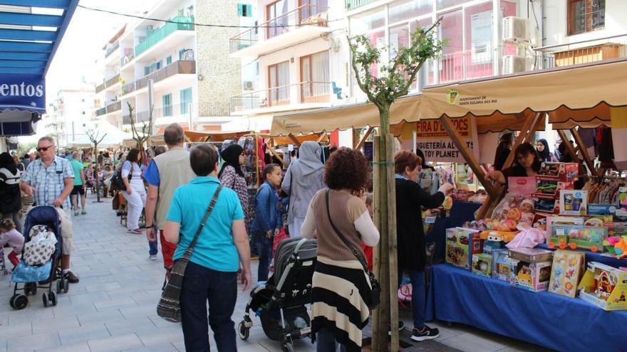 Los primeros asistentes a la Fira d&#039;Estocks de Santa Eulària.