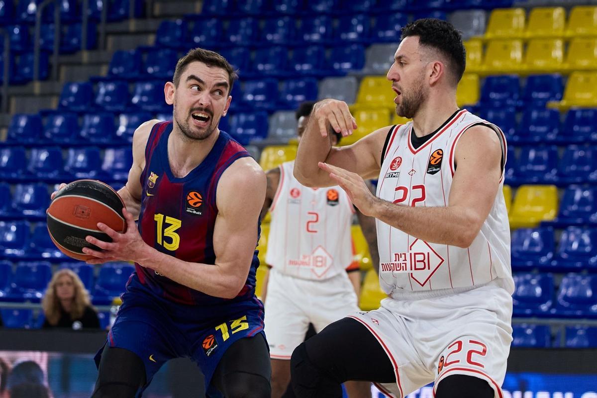 Satoransky, defendido por Micic, en una acción del encuentro