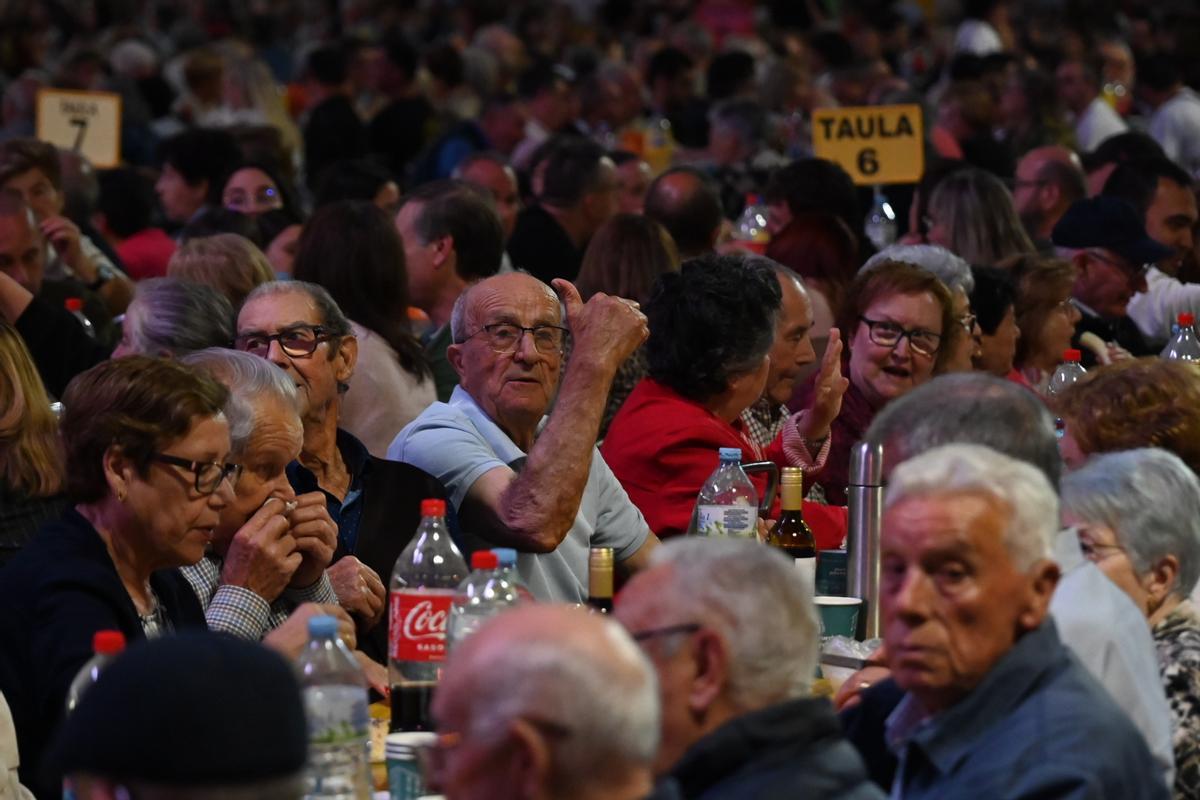 Fotogalería I La plaza del Estadio de la Cerámica, a rebosar en la macrocena de veinos de Sant Pasqual Fotogalería I La plaza del Estadio de la Cerámica, a rebosar en la macrocena de veinos de Sant Pasqual