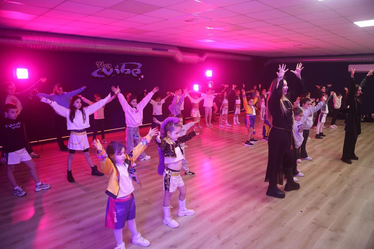 Alumnos y profesores, en la clase temática de The Vibe Studio.