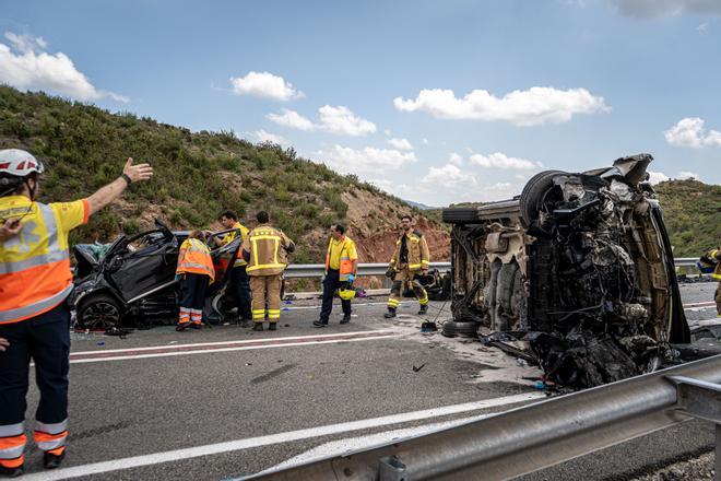 Moren dos ocupants d'un turisme en un accident a Castellfollit del Boix