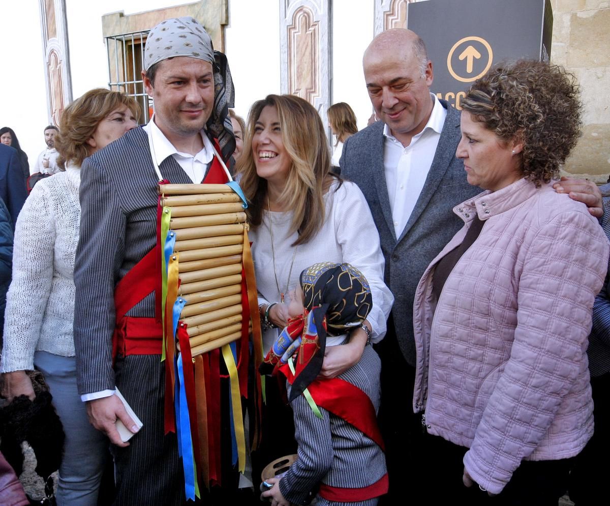 La presidenta de la Junta visita la Feria de los Municipios