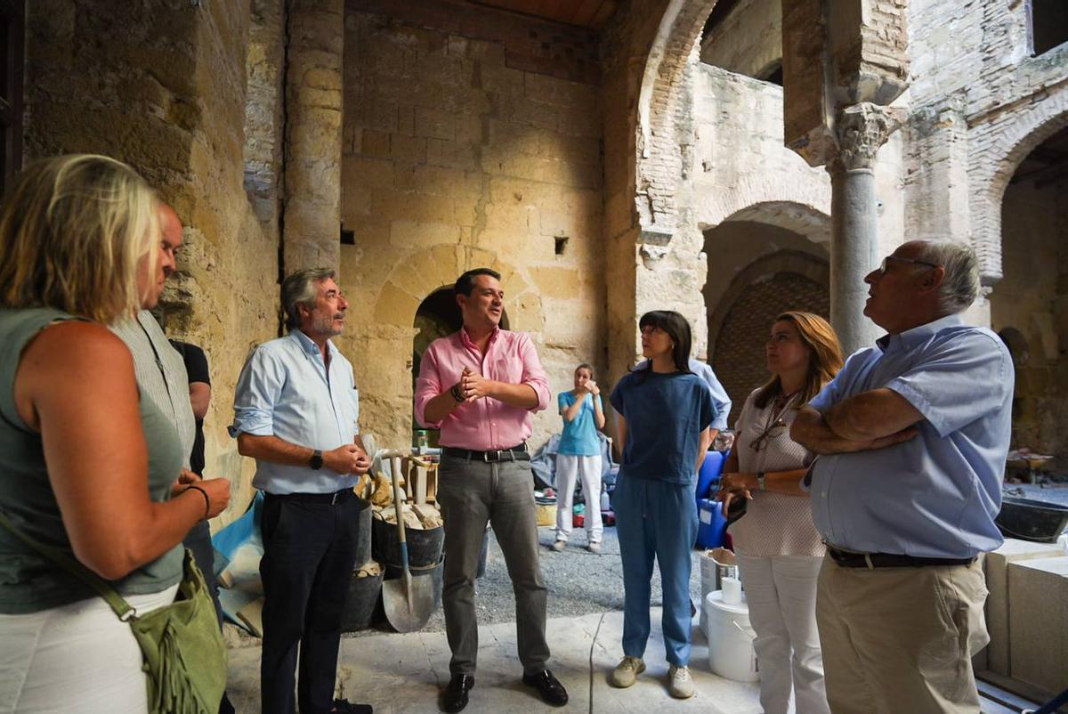 El alcalde visita las obras en el convento de Santa Clara.