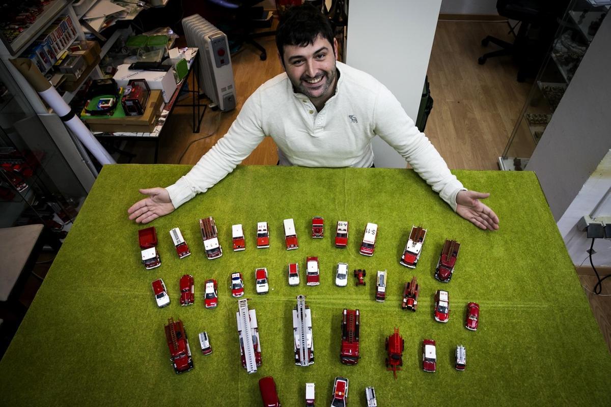 Barcelona   Barcelones    03 01 2018    Barcelona    Francesc Climent  trabaja como enfermero en el cuerpo de bomberos y tiene la aficon de hacer maquetas a escala de los coches de bomberos en los que trabaja  ademas  es restaurador del patrimonio del cuerpo local donde trabaja         DG  180103     ex  0330            en la foto   Francesc Climent  en su taller y con parte de las  maquetas de los vehiculos de bomberos          foto   PUIG   JOAN