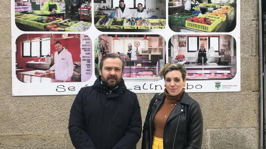 Rafael Cuíña e Isabel Crespo, junto a la Praza de Abastos de Lalín.