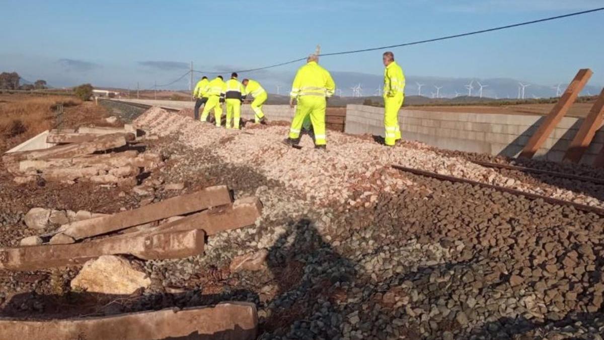 Operarios arreglan la vía donde descarrilló un tren entre Almargen y Campillos de la línea Algeciras-Madrid.