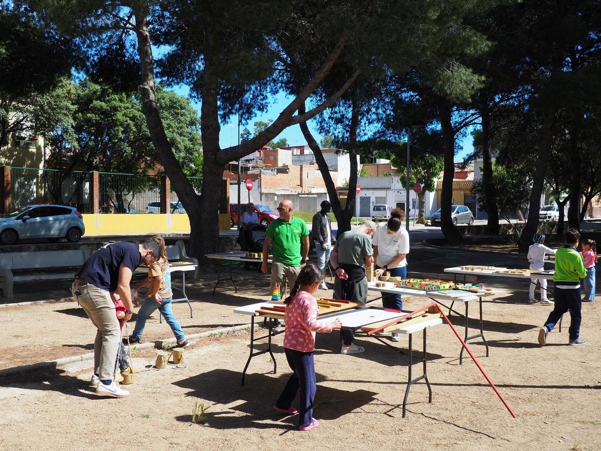 Niños juegan al aire libre en el parque de Sant Fermí de Algemesí.