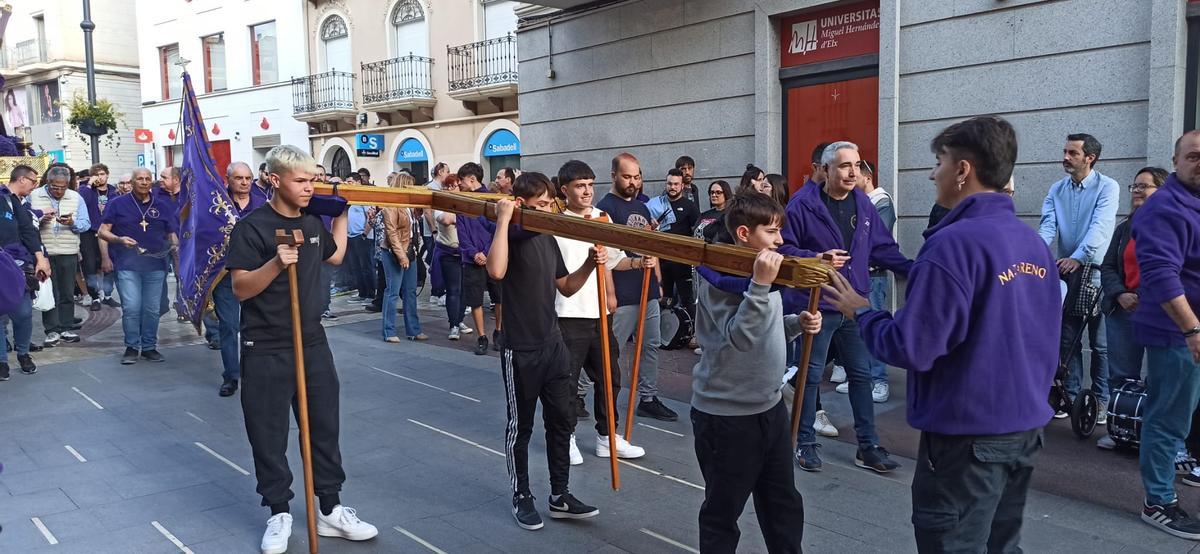Jóvenes cofrades del Nazareno durante el traslado en Elche