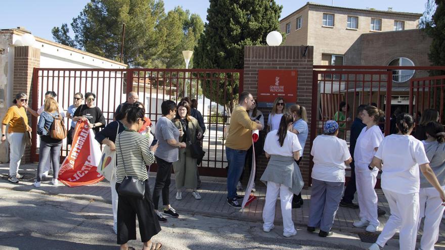 Los trabajadores de la residencia de l&#039;Alcúdia de Crespins salen a la calle: &quot;No sacan las licitaciones, no cumplen lo acordado&quot;