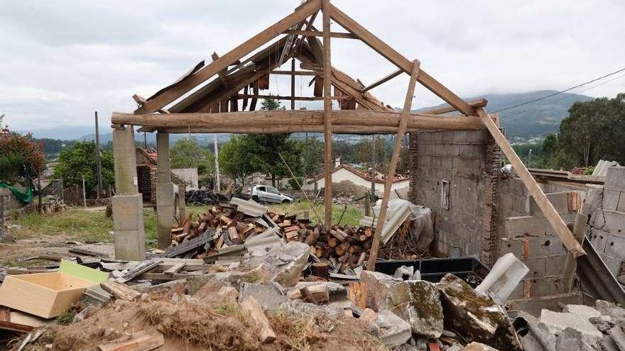 Estado de una de las viviendas derruidas por la explosión de Paramos y su entorno.  // Marta G. Brea
