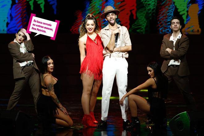 Lola Indigo y Don Patricio se lo cantan en los Premios Odeón