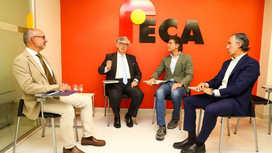 Juan Manuel Vieites, presidente de los empresarios gallegos, en la reunión con FECA.
