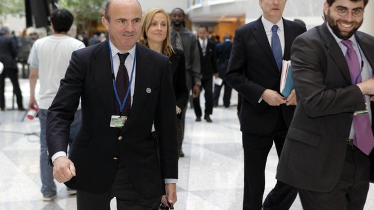 Luis de Guindos, tras salir de la reunión del FMI y del Banco Mundial, el sábado en Washington.
