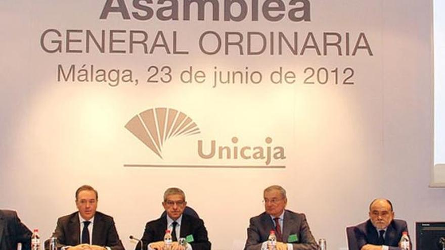 El presidente de la entidad, Braulio Medel (en el centro de la foto) acompañado de otros directivos de Unicaja.