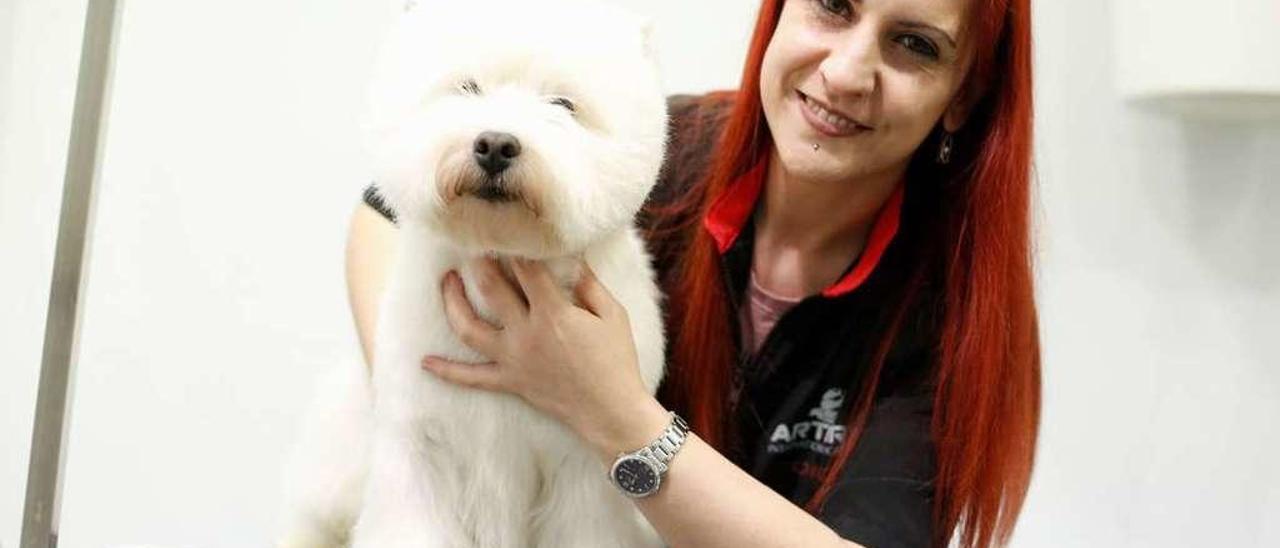 Ana Belén González, con su westie, &quot;Alborada Grim&quot;.