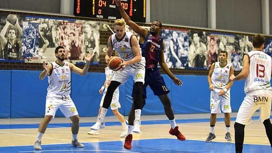 Gediminas Zyle pugnando un balón ante un oponente azulgrana.