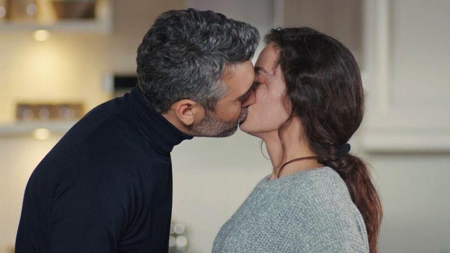 El beso de Sarp a Bahar.